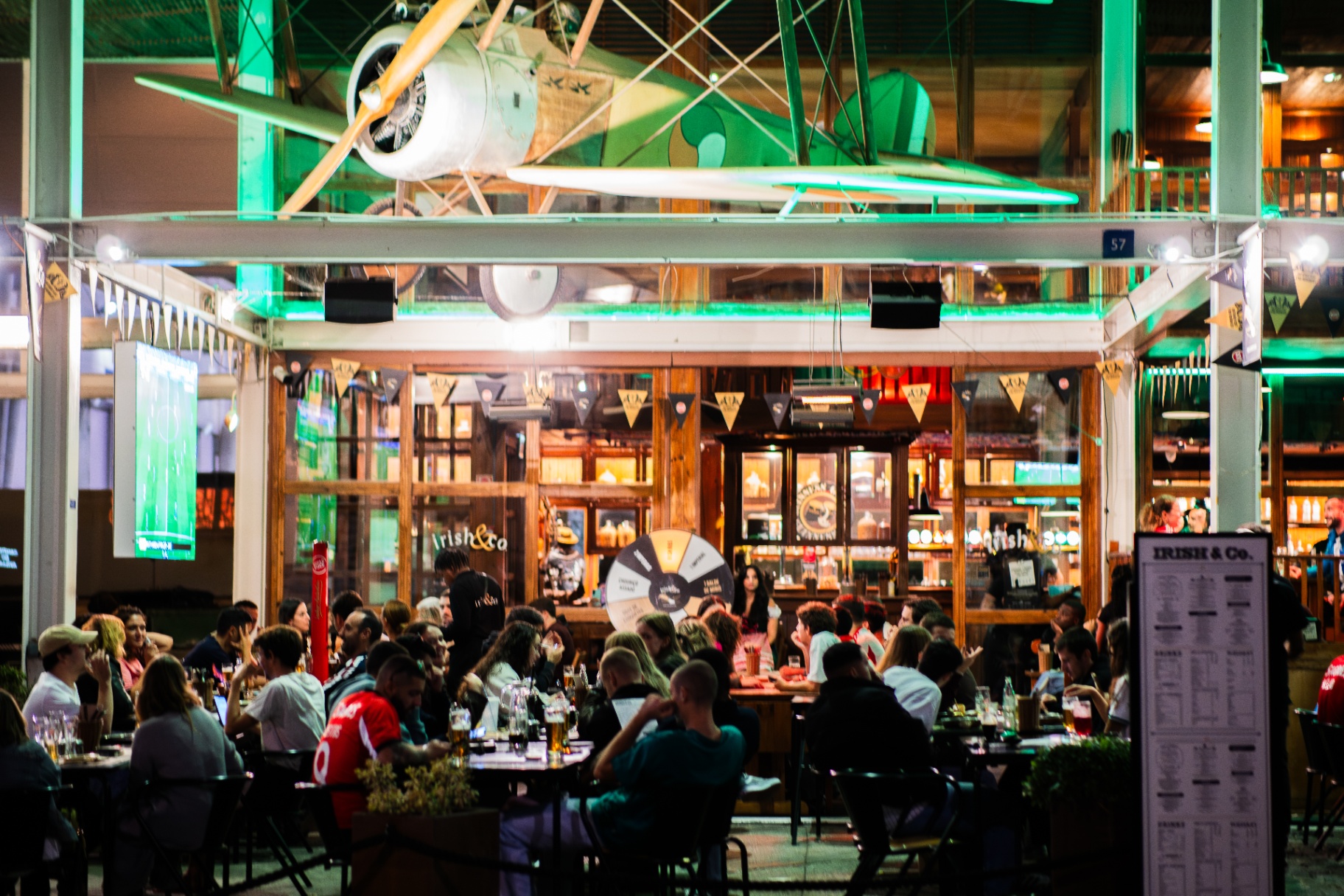 Interior do pub Irish&CO em noite de jogo